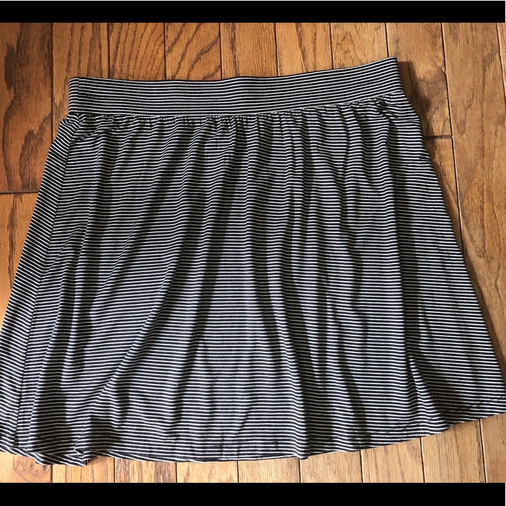 LOFT Soft Black and White Skirt Large